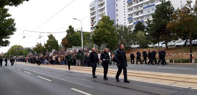  Mehrere hundert Teilnehmer der Demo des Dritten Weges setzen sich in Bewegung. 50 waren angemeldet. Die Polizei nennt keine offiziellen Teilnehmerzahlen.