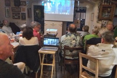 Der Kinoabend im Prellbock am Samstag war ausverkauft, musste aber wegen des Dauerregens in den Gastraum verlegt werden.