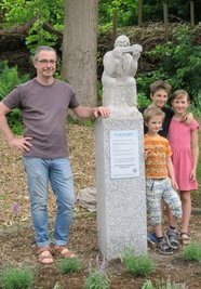 Maria Oswald durfte mit ihren Brüdern Karl und Kurt am 12. Juni das von Rolf Büttner gestaltete Denkmal enthüllen. 