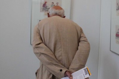 Stiche der feinen Striche: Besucher bei der Ausstellung „Jankofsky. einer von uns“.