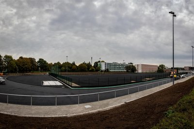 Auf dem Gelände des Sportforums geht es derzeit voran: Der vorhandene Kunstrasenplatz direkt neben dem Internat (im Hintergrund) wird erneuert und mit einer neuen Laufbahn versehen. Ein neuer Kunstrasenplatz wird demnächst entstehen.
