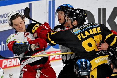 Die beiden Teams lieferten sich ein hartes Duell. Max Balinson wird von Jerome Flaake attackiert.