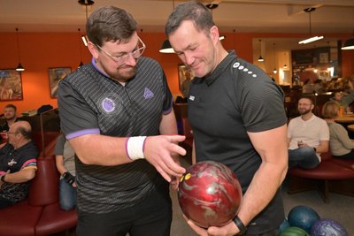 Benjamin Richter aus Neudorf (l.) und René Gaßmann aus Schneeberg fachsimpelten am Rande des Turniers über einen Profi-Ball, der in Kreisen aktiver Bowler zum Einsatz kommt.