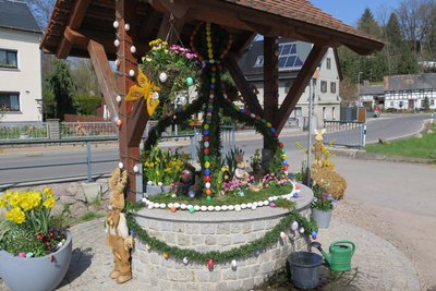 Der vom Landlustverein geschmückte Osterbrunnen in Lauterbach ist ein Blickfang.