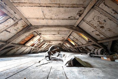 Das Dach ist dicht, Eingriffe sind nicht nötig: Ein Blick in den Dachboden zeigt alte Transmissionsräder, über die Kraft auf Maschinen übertragen wurde.