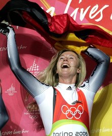  Sylke Otto jubelt nach ihrem Olympiasieg 2006 in Turin. Die Ausnahmerodlerin war außerdem viermal Welt- und dreimal Europameisterin, erkämpfte 37 Triumphe im Weltcup sowie drei Gesamterfolge. 