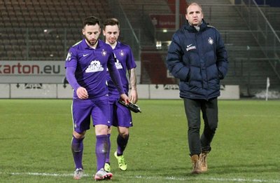 Trotz 14 Spielen ohne Niederlage wirken Calogero Rizzuto, Simon Handle und Sportdirektor Steffen Ziffert (von links) nicht glücklich.