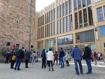 Etwa 80 Personen nahmen zwischen 10 und 12 Uhr an der Kundgebung am Roten Turm in der Chemnitzer Innenstadt teil.