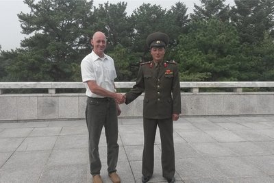 Bei Panmunjom verläuft die Grenze zu Südkorea. Dort durfte Stefan Marienthal einem Offizier die Hand drücken. Und - große Ausnahme - es durfte sogar ein Foto mit dem Soldaten gemacht werden.
