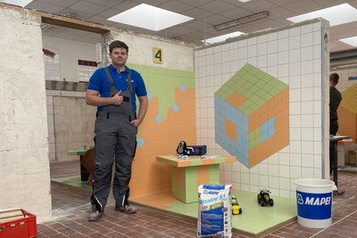 Der jahrgangsbeste Fliesen- und Mosaiklegermeister Max Weber mit seinem Meisterstück.