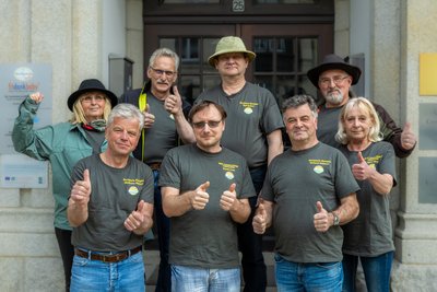 Die Geo-Ranger (von links): Heidi Kraus, Uwe Fritzsch, Ralf Reiher, Jürgen Hadel (hintere Reihe), Wolfram Michel, Geschäftsführer Denis Loos, Roland Hübner, Mitarbeiterin Silke Stark (vordere Reihe).