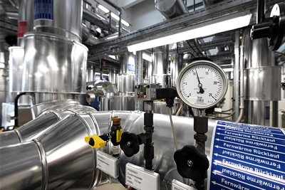 Die Fernwärmeanlage eines Solarthermie-Kraftwerks. Bis 2028 sollen alle Kommunen ihre Fernwärmepläne vorlegen. 