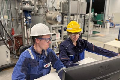 Viktoriia Kison und Christian Mertins überwachen den Betrieb der Plasma-Gasifizierungsanlage am Zentrum für effiziente Hochtemperatur-Stoffumwandlung der TU Bergakademie Freiberg.