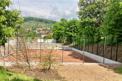 Rechts oberhalb des Bauplatzes verläuft die Lößnitzer Straße, die nun einen zweiten Abgang in Form einer Treppe erhalten soll. 