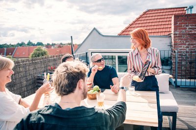Energiegemeinschaft: Solarstrom aus der eigenen Photovoltaikanlage mit den Nachbarn teilen? Das soll ab Juni leichter möglich sein.