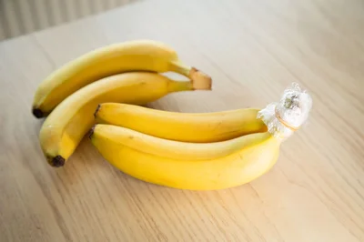 Zum Vergleich: Bananen mit und ohne Frischhaltefolie werden gelagert.
