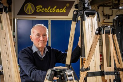 Fertigt Zubehör für Swarovski und Leica und stattete Luxussuiten im teuersten Hotel der Welt aus: Wolfgang Fleischer, Inhaber der Firma Berlebach Stativtechnik in Mulda mit einer Auswahl seiner Holzstative.