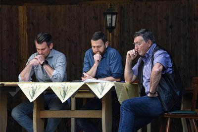 Grübelndes Trio - das Feuerwehrhaus in Erlbach macht Kopfzerbrechen: Markneukirchens Bürgermeister Toni Meinel (links), Ortsvorsteher André Worbs (rechts) und Stadtrat Robin Jacob (Mitte).