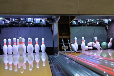 Möglichst alle zehn Pins sollen beim Bowling fallen. Auch beim Neujahrsturnier von „Freie Presse“ schepperte es wieder ordentlich.