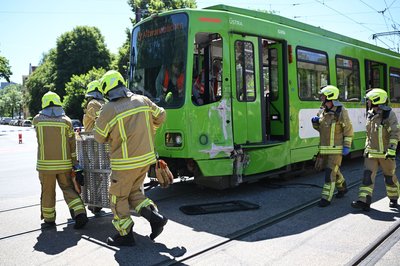 Die Feuerwehr war mit zahlreichen Kräften vor Ort, darunter auch mit einem Großraumrettungswagen.