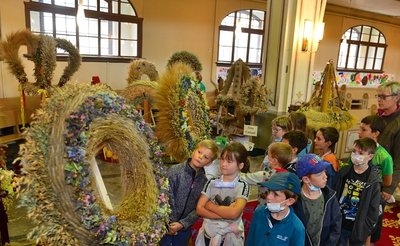 Sachsens schönste Erntekronen und -kränze sind in der Stadtkirche in Frankenberg zu sehen, hier Drittklässler der Frankenberger Astrid-Lindgren-Grundschule. 