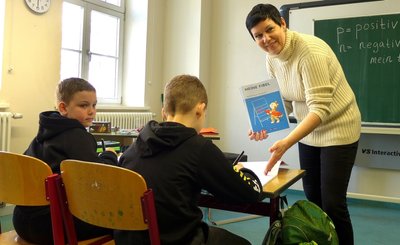Die Ukrainerin Nataliia Rees unterrichtet in Hainichen ukrainische Grundschüler. Zunächst geht es für die Kinder darum, sich mit der deutschen Sprache vertraut zu machen.