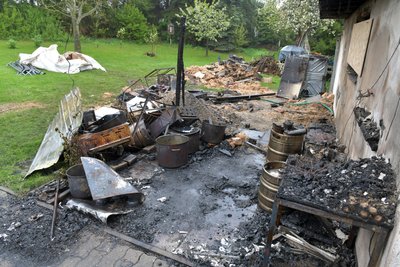 Von dem Schuppen, in dem das Feuer ausgebrochen war, ist nicht viel übrig.