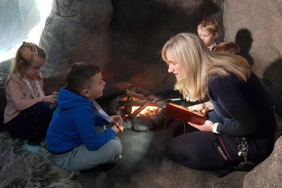 Eine Höhle war erste Wissensstation. Dort erzählte Flobiz-Sozialpädagogin Anna Haymann, wie Menschen das Feuer entdeckten und Feuerwehren entstanden.