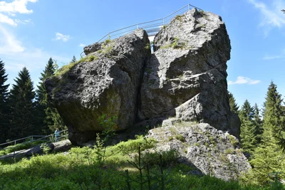 Der Topasfelsen Schneckenstein in Tannenbergsthal ist eines der Tourenziele.