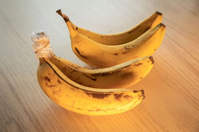 Fazit: Die Bananen mit Frischhaltefolie reifen sogar etwas schneller als die ohne.