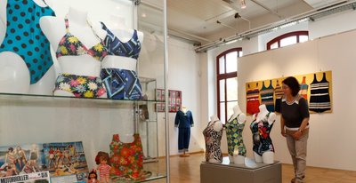 Museumschefin Marina Palm begutachtet im Textil- und Rennsportmuseum in Hohenstein-Ernstthal die ausgestellte Bade- und Sommermode. Gezeigt werden Badeanzüge, Bikinis und mehr.