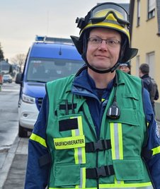 Rüdiger Maetzig vom THW prüft als Technischer Beauftragter die Gebäudestatik. 