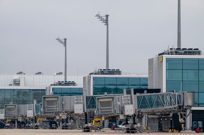 Der Münchner Flughafen wächst - im Bild der Erweiterungsbau des Terminals 1. Die Fernverkehrsanbindung aber fehlt weiter. (Archiv)