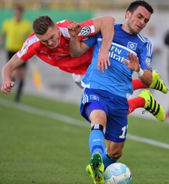 Abwehrrecke Alexander Sorge (links im Pokal gegen HSV-Profi Kostic) könnte wieder in die Startelf rücken.