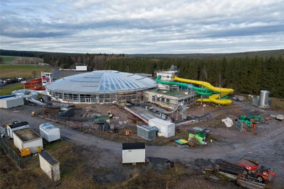 Neue Rutschen und Becken werden am Freizeitbad Greifensteine bei Geyer errichtet. 2024 soll das Projekt abgeschlossen werden.