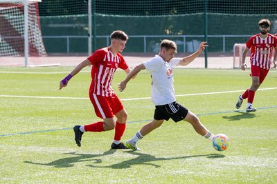 Moritz Heuschkel (links, hier in einem früheren Spiel) hatte mit zwei Treffern gegen Eiche Reichenbrand entscheidenden Anteil am Sieg seiner Stollberger Mannschaft.