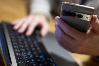 89,90 Euro für nichts: Dubiose Abbuchungen bei rund 60 Bankkunden in Sachsen - Onlinebanking mit Notebook und Smartphone: Wer die unrechtmäßige Lastschrift von 89,90 Euro in seinen Kontobewegungen entdeckt, sollte so schnell wie möglich eine Rückbuchung veranlassen.