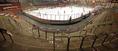 Gähnende Leere statt feiernde Fans: Die Heimspiele der Eispiraten finden momentan ohne Zuschauer statt. 