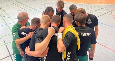 Zusammenrücken: Nach drei kurzfristigen Absagen konnten die Handballer der HSG am Mittwoch gegen die DHfK Leipzig II nur mit acht Feldspielern und zwei Torhütern auflaufen und unterlagen 17:35. 