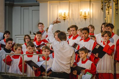 Unter der Leitung von Domkapellmeister Christian Bonath führen die 50 Jungen und jungen Männer immer wieder bei Konzerten große Werke auf.