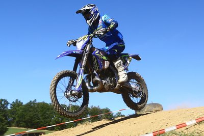 Der alte deutsche Meister ist auch der neue: Jeremy Sydow machte in Tucheim das Triple in der Klasse E 1 perfekt – und freut sich nun aufs WM-Finale in Zschopau.