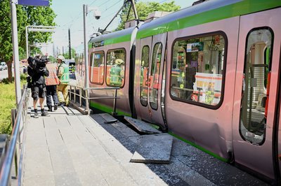 An einer der Stadtbahnen war eine lange Schleifspur zu sehen, zudem waren Scheiben gesplittert.