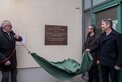 Enthüllten eine Tafel, die den offiziellen Baustart markiert (v. l.): Mittelsachsens Landrat Matthias Damm, Florian Claus, Geschäftsführer der Krankenhausgesellschaft, und der Rochlitzer Oberbürgermeister Frank Dehne.