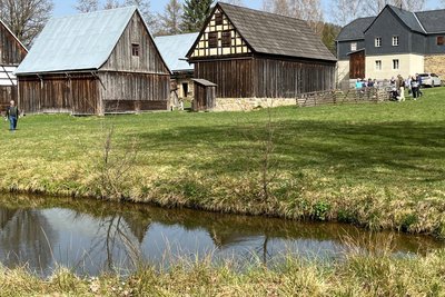 Am Vogtländischen Freilichtmuseum in Eubabrunn startet und endet der Wildkräuter-Pfad. Im Museum gibt es auch den Pfad-Finder als Heft für die Entdecker-Tour zu kaufen.