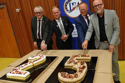 Laurent Troglic (Bürgermeister von Pompey), Daniel Wuttke (Partnerschaftsverein Lohmar) Axel Röthling (Bürgermeister Eppendorf und Pascal Bartosik (Bürgermeister Frouard/v.l.) schnitten die Jubiläumstorte an.