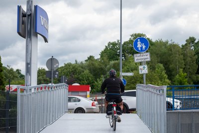 Über die neue Rampe geht es bequem hinauf zur Stresemannstraße, aber dann ist jäh Schluss: Radfahrer müssen stoppen und sich orientieren: Wo lässt sich die Fahrbahn sicher überqueren?