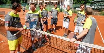 Starke Truppe: Lars Hack, Alexander Kreller, Milan Fiala, Christian Kleinpeter, Jan Marek, Jiri Prokop, Stefan Schneider und Ronald Kraatz (v. l.) vom Team Freiberg/Chemnitz haben am Sonntag den zweiten Saisonsieg in der Regionalliga Süd-Ost der Herren 30, der zweithöchsten Spielklasse, gefeiert. 