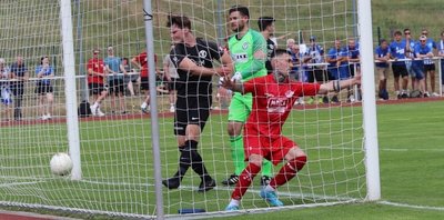 Leon Köhler (rechts) vom FSV Limbach-Oberfrohna - hier bei seinem ersten Treffer - trug sich doppelt in die Torschützenliste ein.