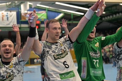Der ehemalige EHV-Spieler Kevin Roch, jetzt Kapitän bei Oberlosa, feiert den Derbysieg an alter Wirkungsstätte.