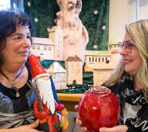 Ilona Klocke (l.) und Margitta Bindemann aus Sorgau stellen im Rothenthaler Haus der Begegnung Keramik aus. 
